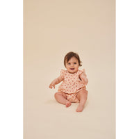 konges-sløjd-coco-frill-romper-peonia-pink-kong-s24ks100201-pp-6m
