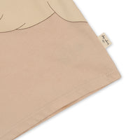 konges-slojd-famo-tee-gots-shifting-sand-kong-s23ks4674-ss-18m