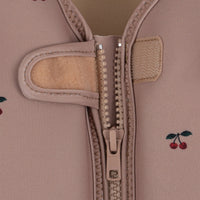 konges-sløjd-neoprene-float-vest-frill-cherry-kong-s24ks100417-cherry-1-2y