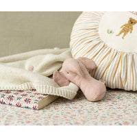 maileg-lullaby-friends-elephant-rattle-rose-mail-16470300