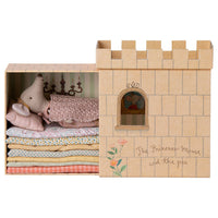 maileg-princess-and-the-pea-big-sister-mouse-mail-17320001