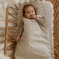 rose-in-april-fitted-sheet-print-dotted-heart-greige-baby-nursery-ria-art000001204-02
