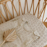 rose-in-april-fitted-sheet-print-dotted-heart-greige-baby-nursery-ria-art000001204-03