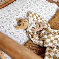 rose-in-april-fitted-sheet-print-dotted-heart-greige-baby-nursery-ria-art000001204-04