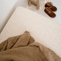 rose-in-april-fitted-sheet-print-mini-heart-cru-mustard-baby-nursery-ria-art000000775-02