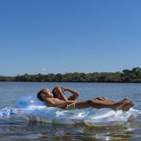 sunnylife-kids-lie-on-float-burger-boy-the-sea-kids-blue-lime-sunl-s41mlfse