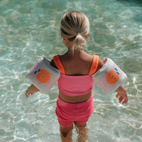 sunnylife-kids-neoprene-arm-bands-poppy-the-peach-pink-stripe-play-toy-sunl-s61knabp-06