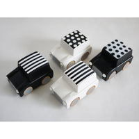 kukkia-kuruma-classic-wooden-wind-up-car-dots-black- (2)