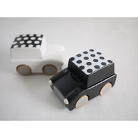 kukkia-kuruma-classic-wooden-wind-up-car-dots-black- (4)