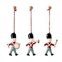 maileg-metal-ornaments-in-matchbox-3-guards- (1)