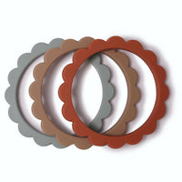 mushie-flower-teething-bracelet-3-pack-cambridge-blue-clementine-natural-mush-2600281- (2)