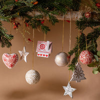 rjb-stone-white-and-gold-papier-mache-baubles-assorted-rjbs-gmdxm036- (2)
