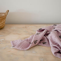 rose-in-april-swaddle-goose-bianca-print-lilac-ria-art000000746- (2)