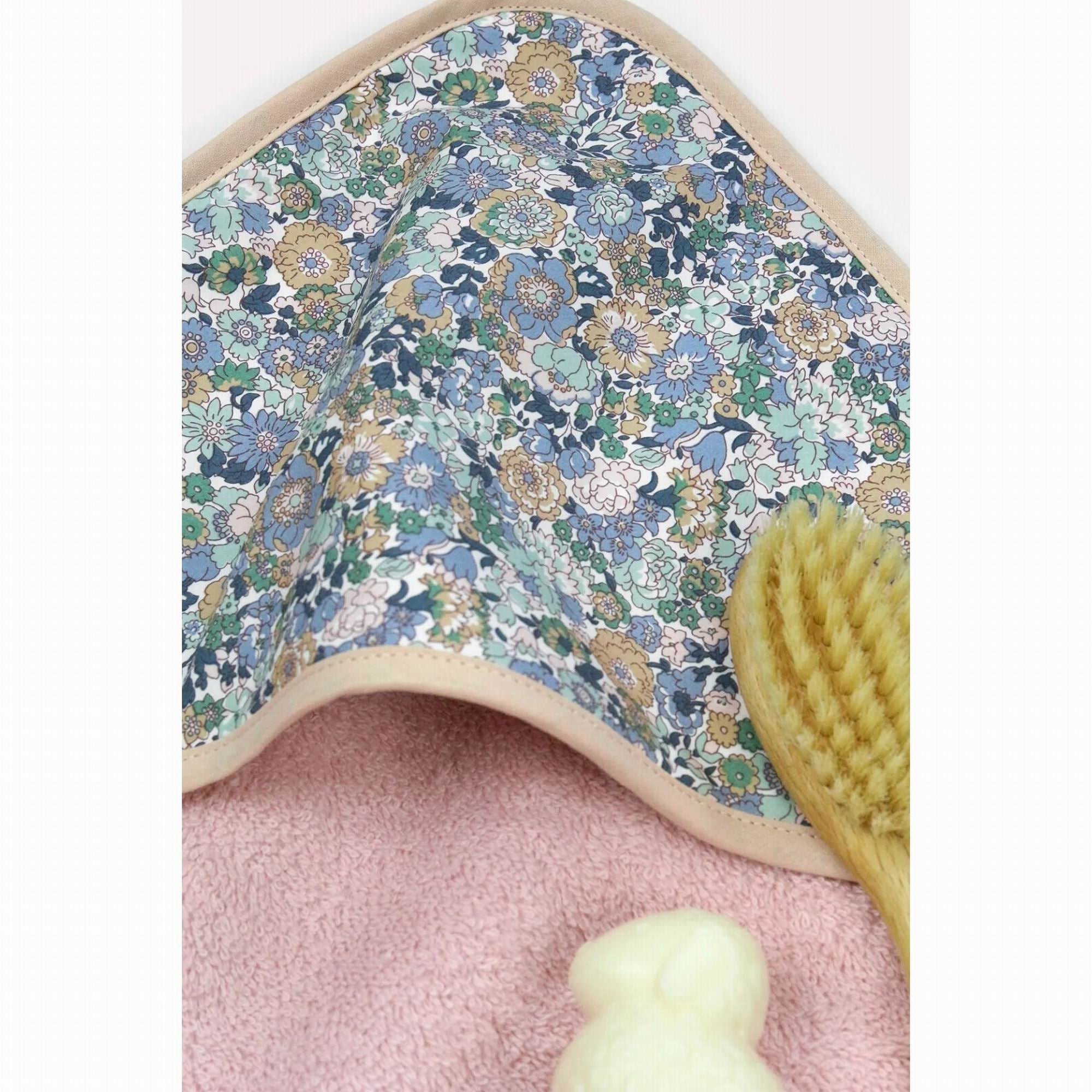 barnabe-aime-le-caf-bath-towel-jenny-79x79cm-baby-nursery-clothing-wear-fashion-accessories-barn-cabain-jenny-02