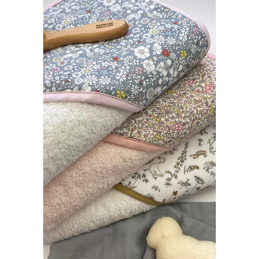 barnabe-aime-le-café-bath-towel-katie-2025-79x79cm-barn-cabain-katie2025