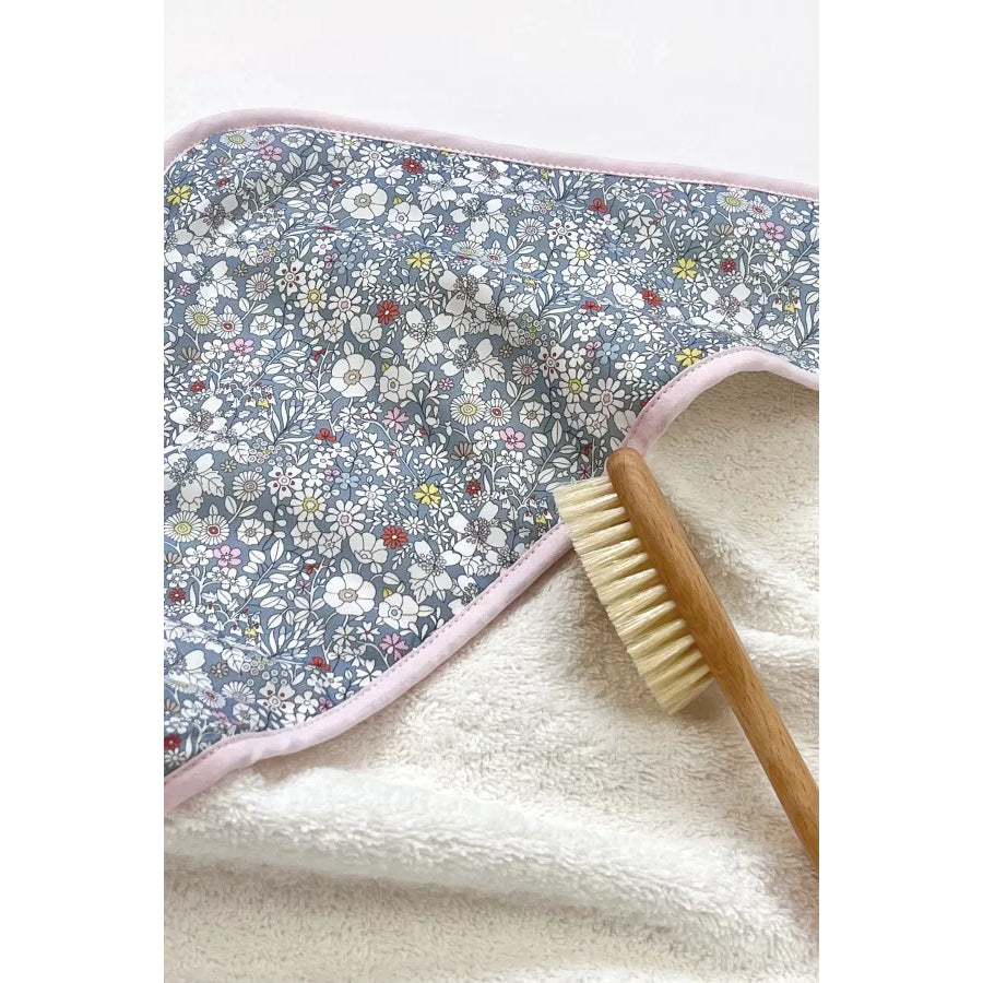 barnabe-aime-le-café-bath-towel-katie-2025-79x79cm-barn-cabain-katie2025