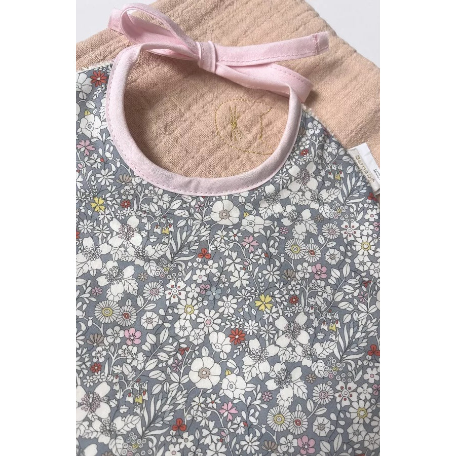 barnabe-aime-le-café-bib-katie-2025-22x29cm-barn-babo-katie2025