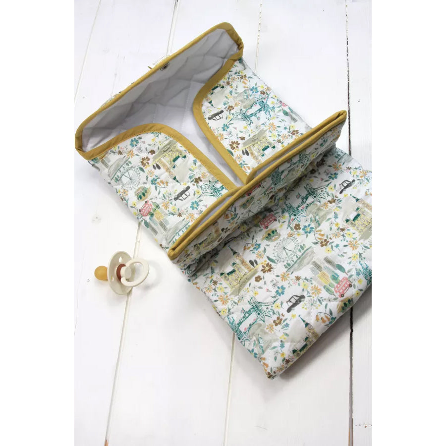 barnabe-aime-le-café-changing-mat-john-67x42cm-barn-mat-john
