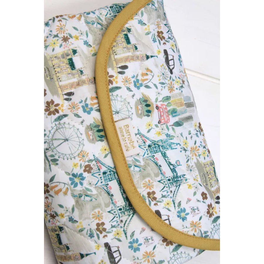 barnabe-aime-le-café-changing-mat-john-67x42cm-barn-mat-john