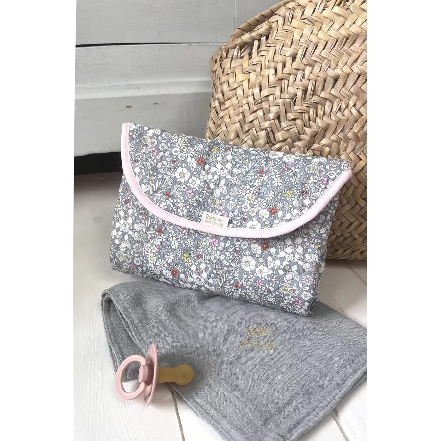 barnabe-aime-le-café-changing-mat-katie-2025-67x42cm-barn-mat-katie2025