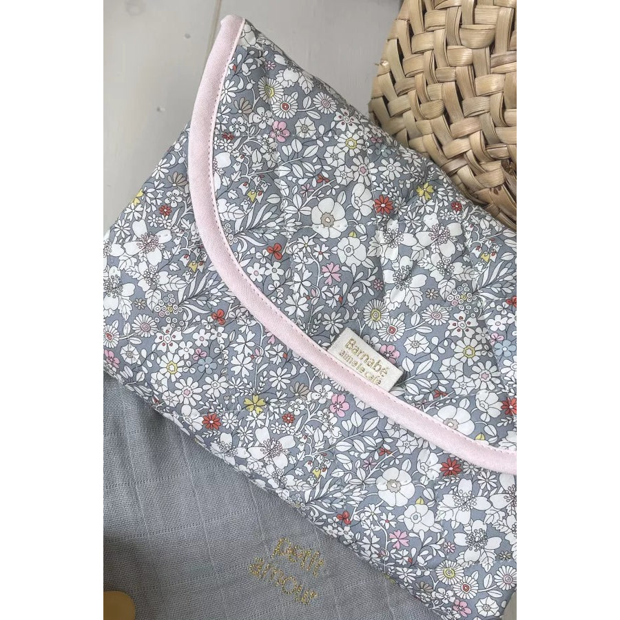 barnabe-aime-le-café-changing-mat-katie-2025-67x42cm-barn-mat-katie2025