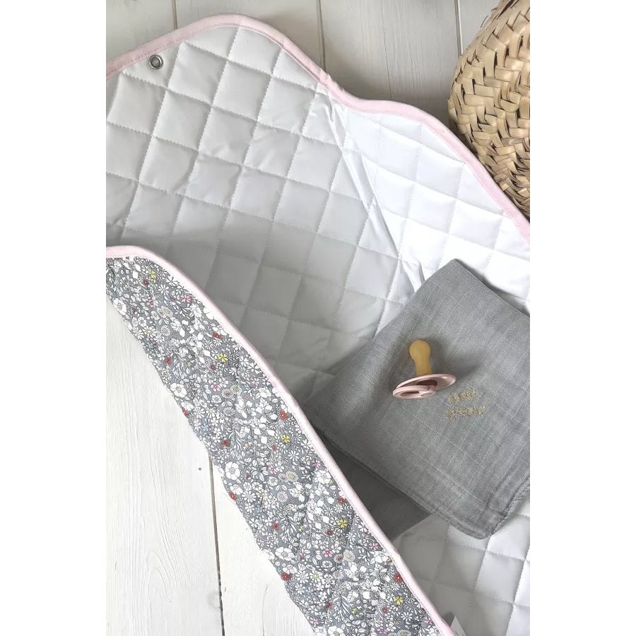 barnabe-aime-le-café-changing-mat-katie-2025-67x42cm-barn-mat-katie2025