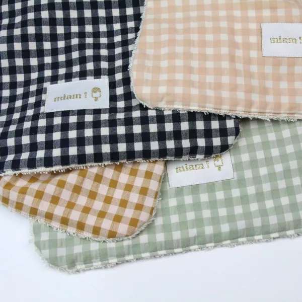 barnabe-aime-le-café-elastic-towel-bib-amande-24x31cm-barn-serviet-amande