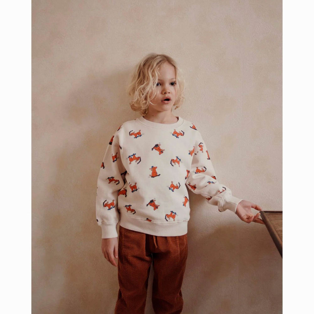 emile-et-ida-skating-dog-fleece-sweatshirt-creme-chien-clothing-wear-fashion-eei-w24aa101-cc-12m-02