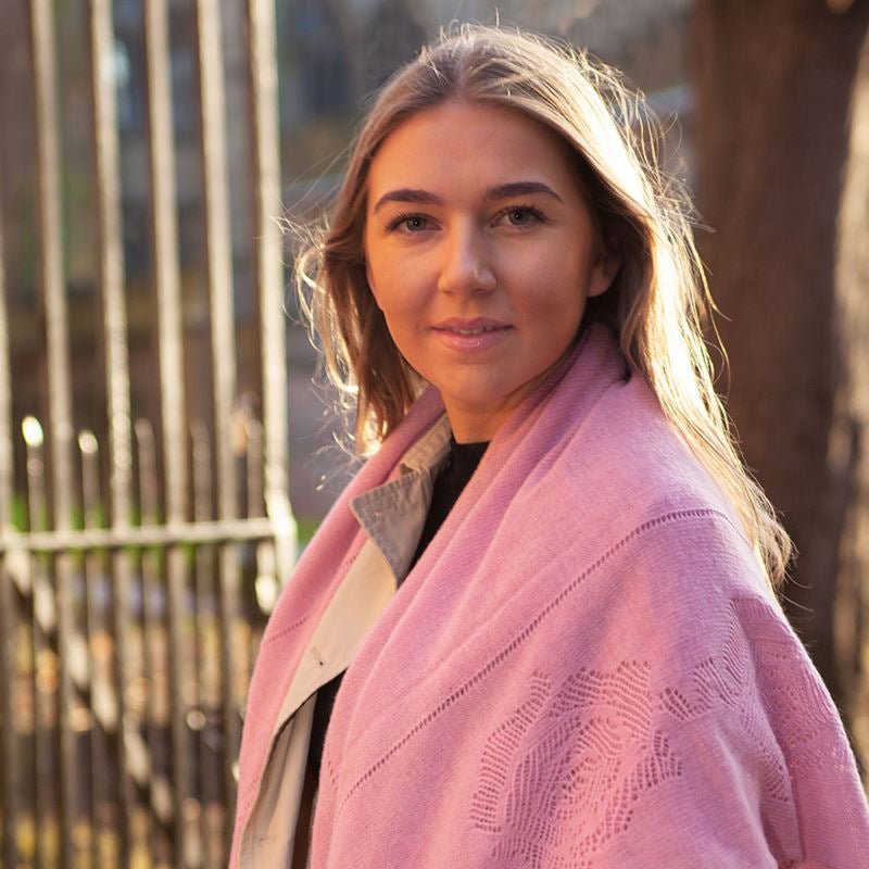 g-h-hurt-&-son-amy-rose-lambswool-shawl-pink-ghhs-lw472