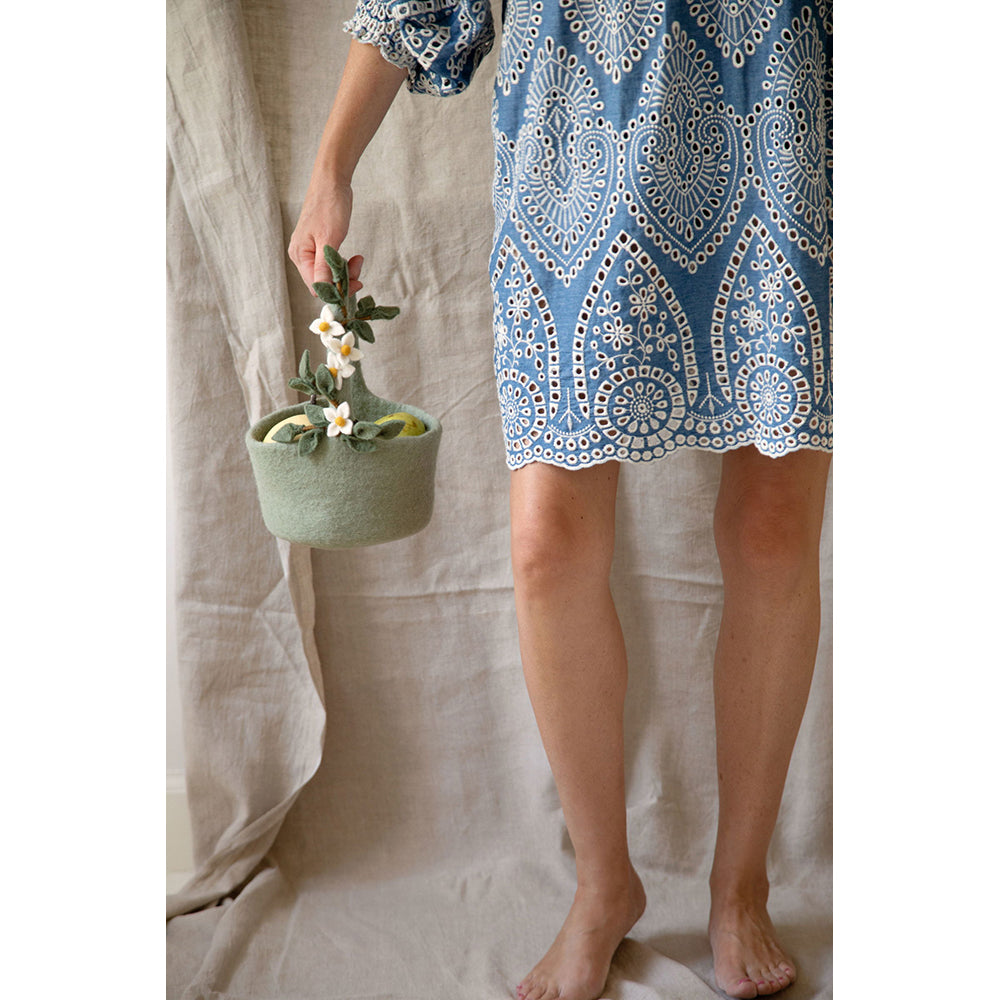 gry-sif-basket-w-flower-garland-h11xdia18cm