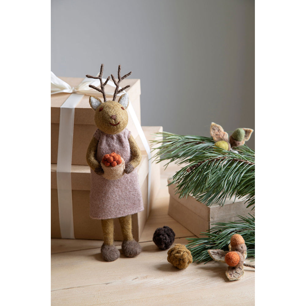gry-sif-big-brown-girly-deer-w-berries-27cm