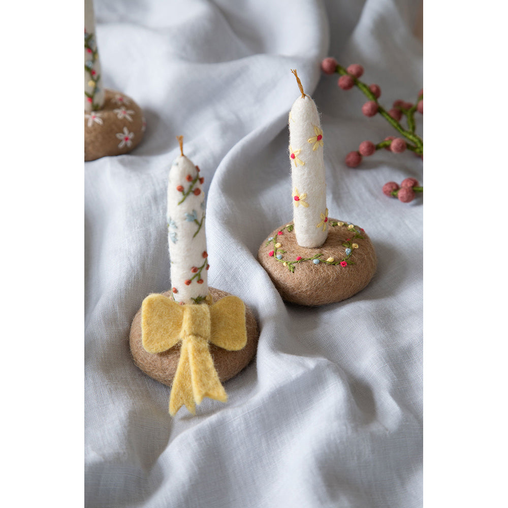 gry-sif-candle-in-holder-w-embroidered-bows-12cmxdia6-5cm
