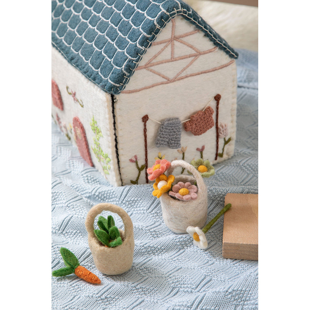 gry-sif-house-w-string-light-garland-24x16x22cm