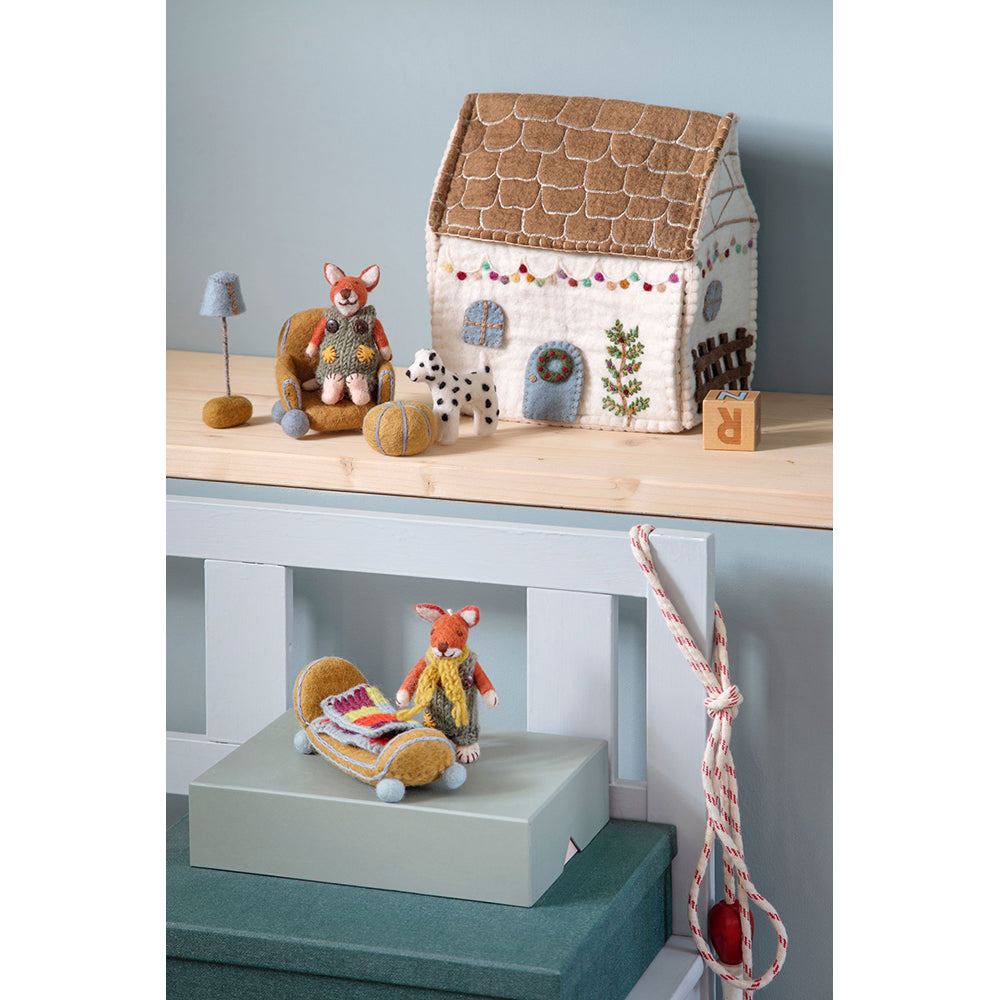 gry-sif-house-w-string-light-garland-24x16x22cm
