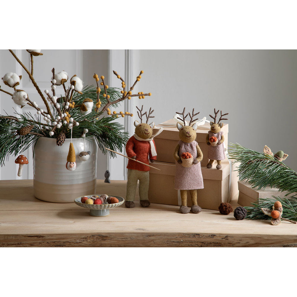 gry-sif-small-brown-girly-deer-w-berries-12cm