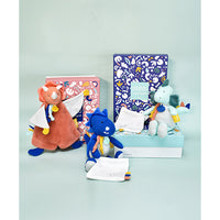 histoire-dours-les-calinosaures-sashou-doll-with-doudou-blue-hdo-dc3943
