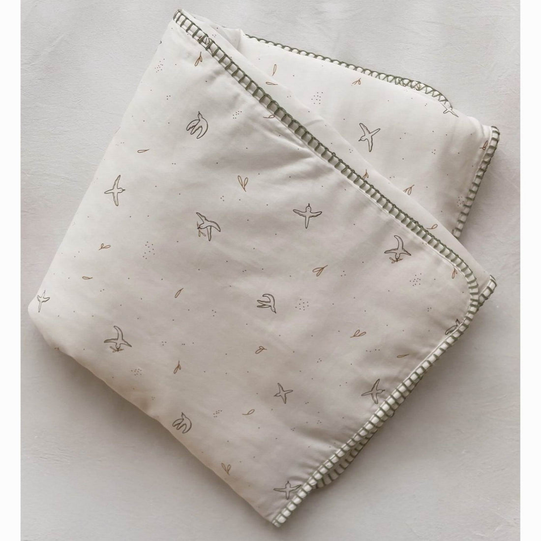 kadolis-quilted-baby-blanket-l-envol-e-cypress-green-baby-nursery-kado-couv75100envcyp-02