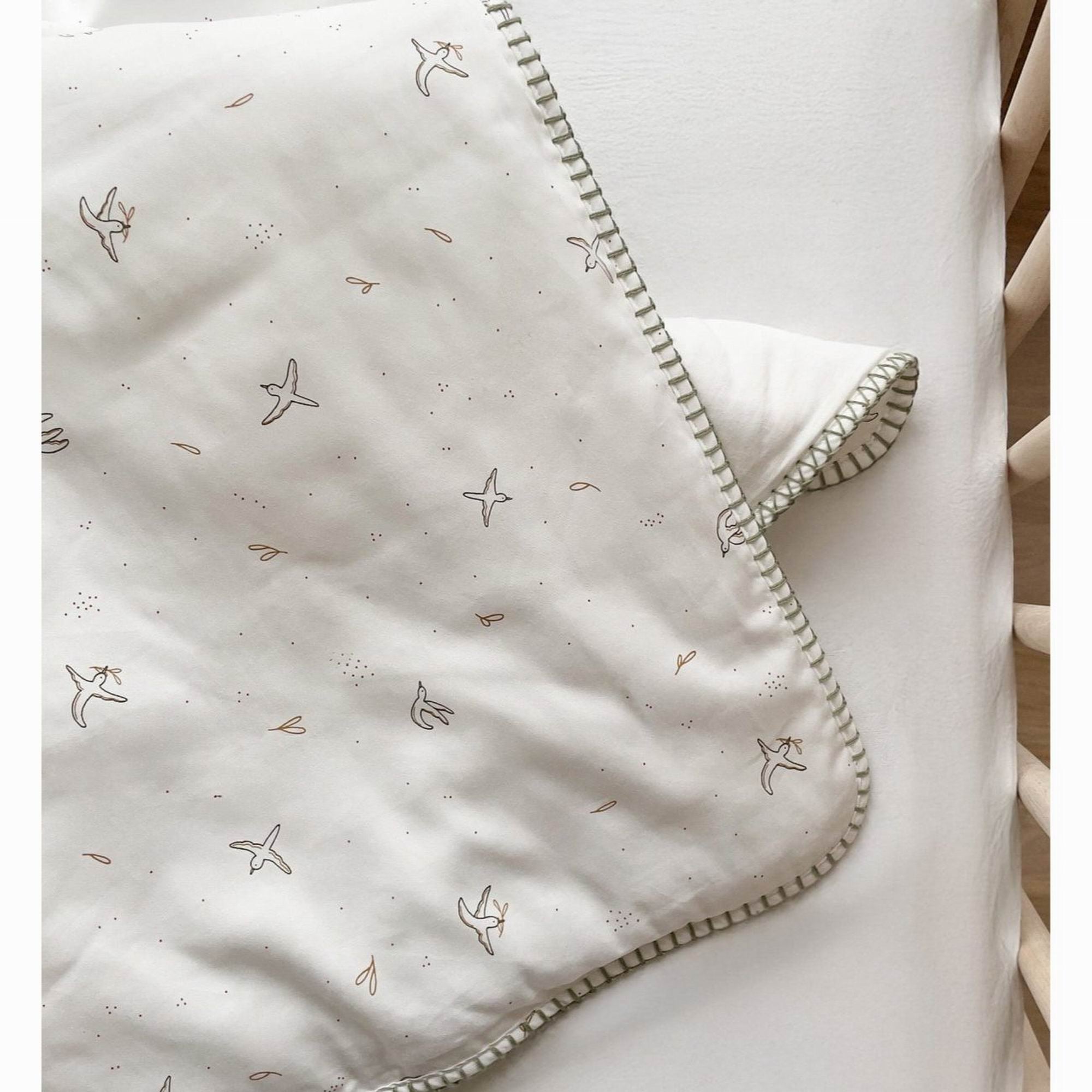 kadolis-quilted-baby-blanket-l-envol-e-cypress-green-baby-nursery-kado-couv75100envcyp-03