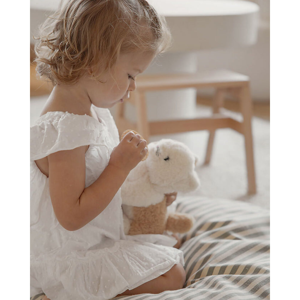 kids-concept-cat-and-carrier-bag