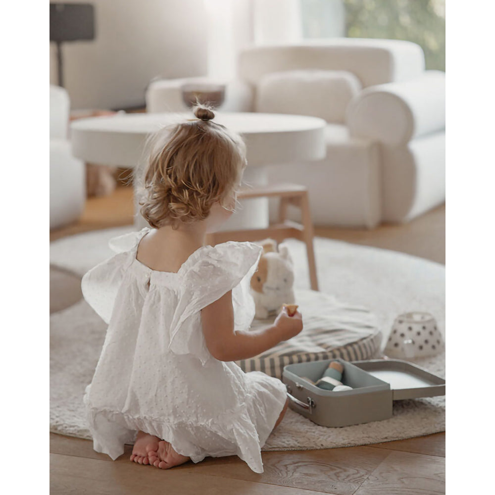 kids-concept-cat-and-carrier-bag