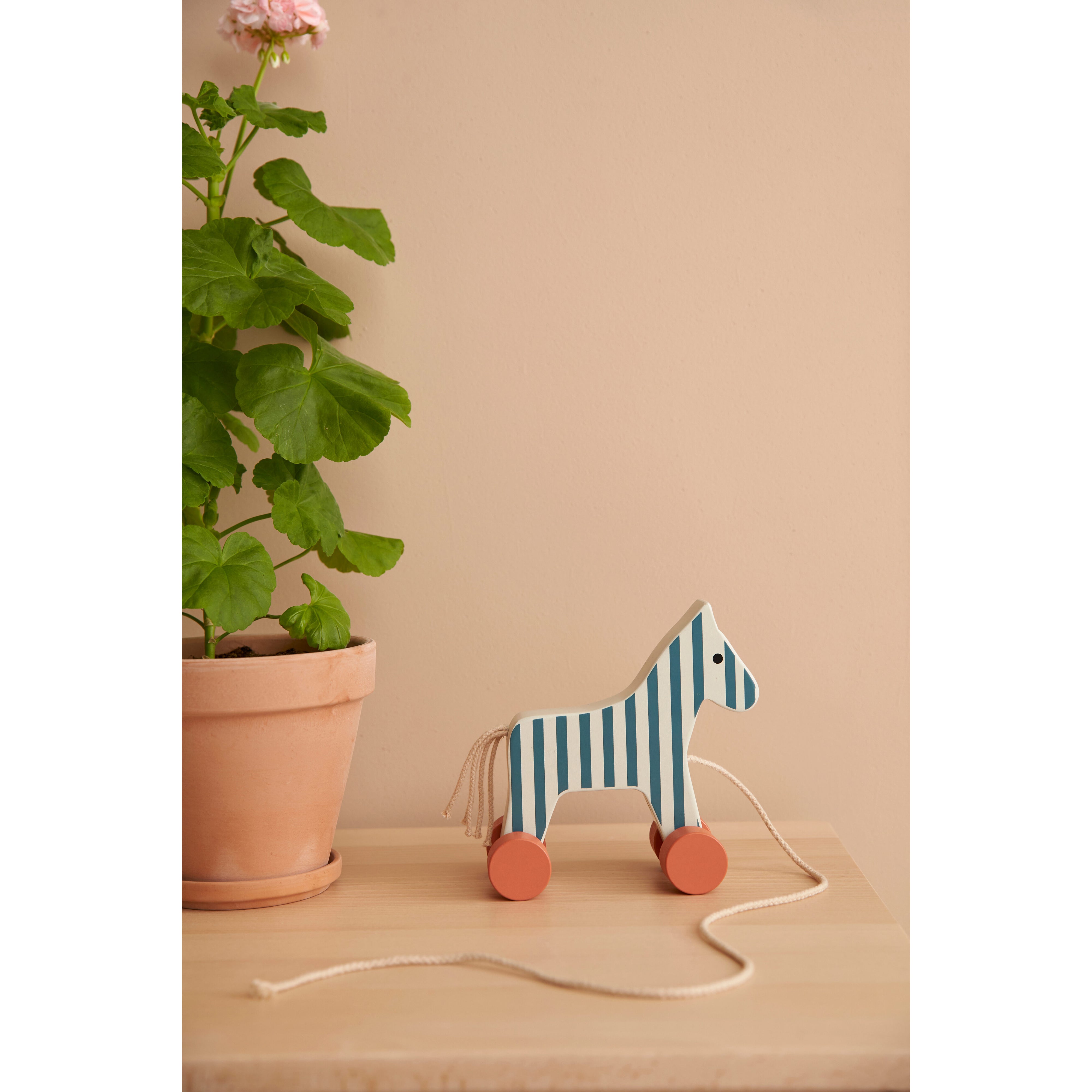 kids-concept-pull-horse-stripe-carl-larsson-kidc-1000745