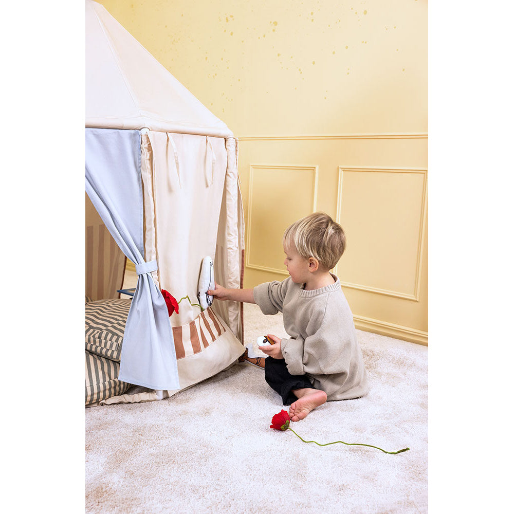 kids-concept-tent-with-figures-moomin