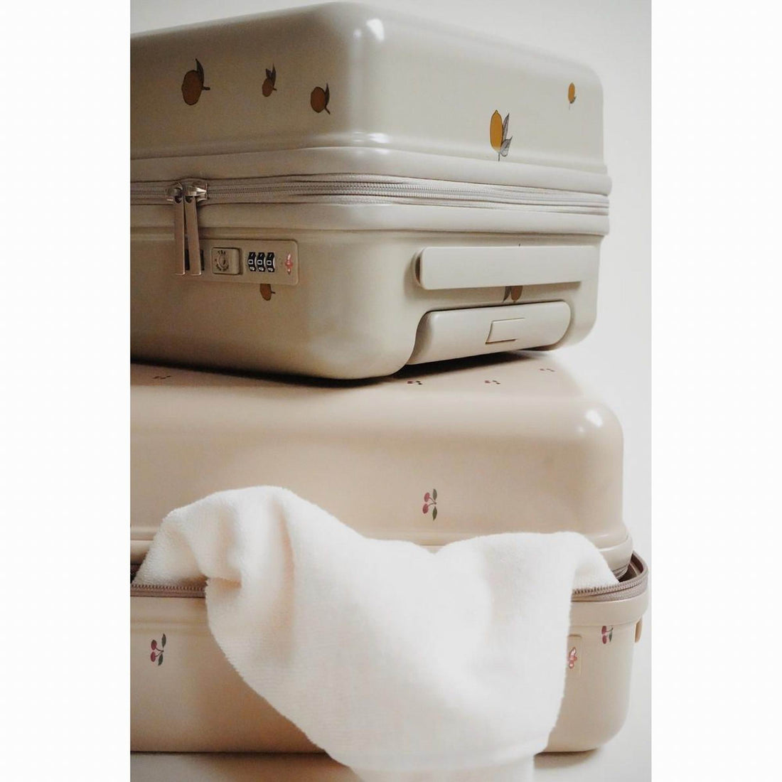 konges-sl-jd-travel-suitcase-cherry-clothing-wear-fashion-accessories-kong-w24ks2204-cherry-os-08
