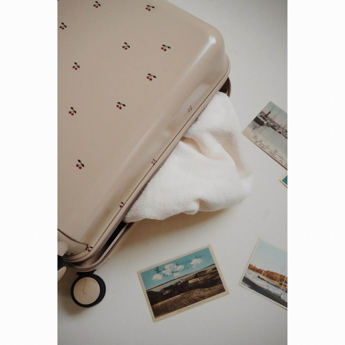 konges-sl-jd-travel-suitcase-cherry-clothing-wear-fashion-accessories-kong-w24ks2204-cherry-os-09