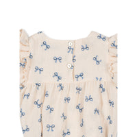konges-slojd-coco-romper-gots-bow-bleu-clothing-wear-fashion-kong-s25ks103068-bowb-3m