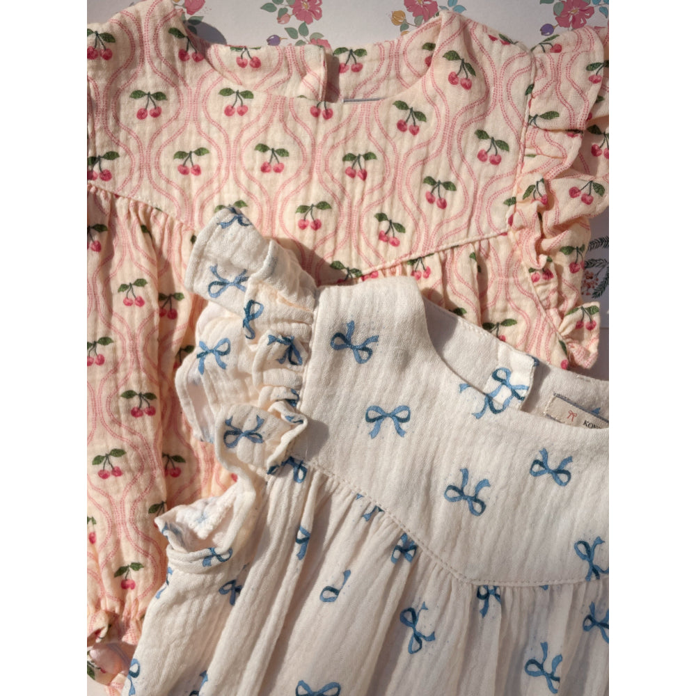 konges-slojd-coco-romper-gots-bow-bleu-clothing-wear-fashion-kong-s25ks103068-bowb-3m