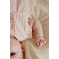 konges-sløjd-ellie-frill-romper-gots-peony-stripe-kong-s25ks103066-ps-3m