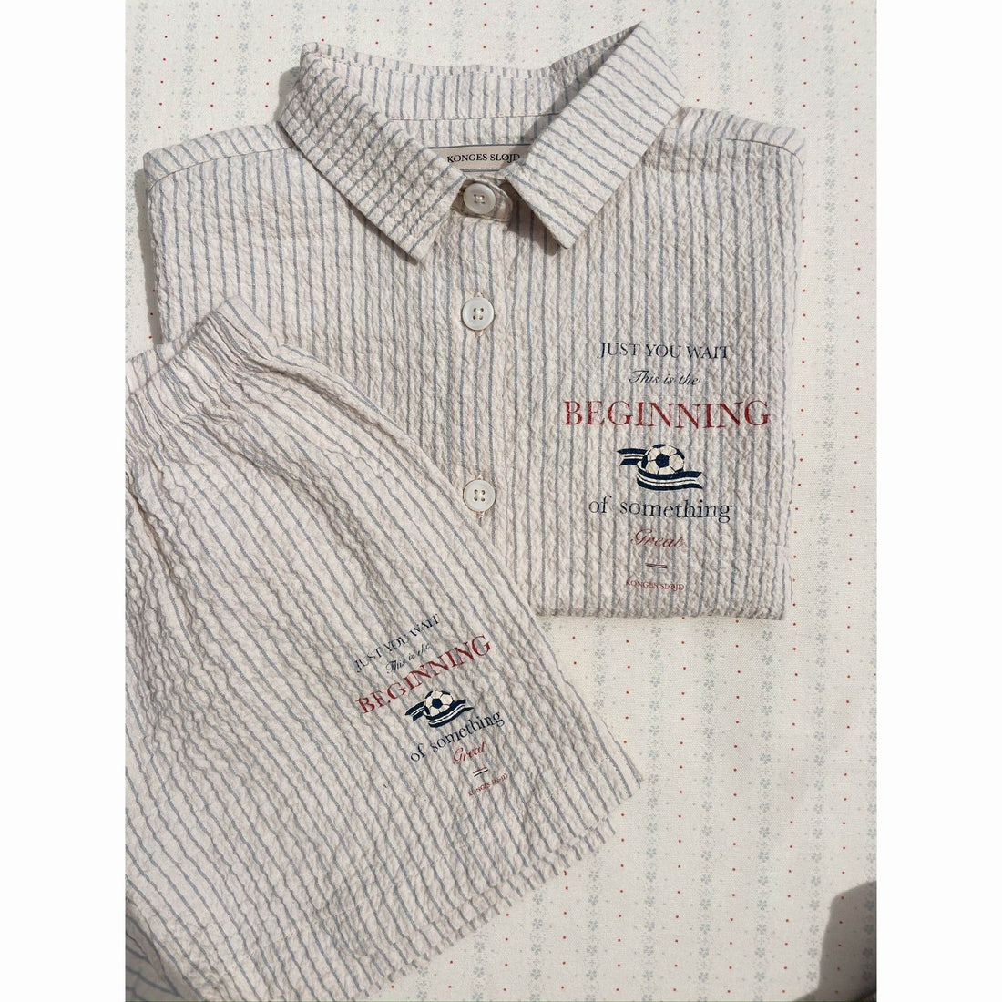 konges-slojd-elliot-ss-shirt-gots-tradewinds-stripe-clothing-wear-fashion-kong-s26ks105351-trades-2y-04