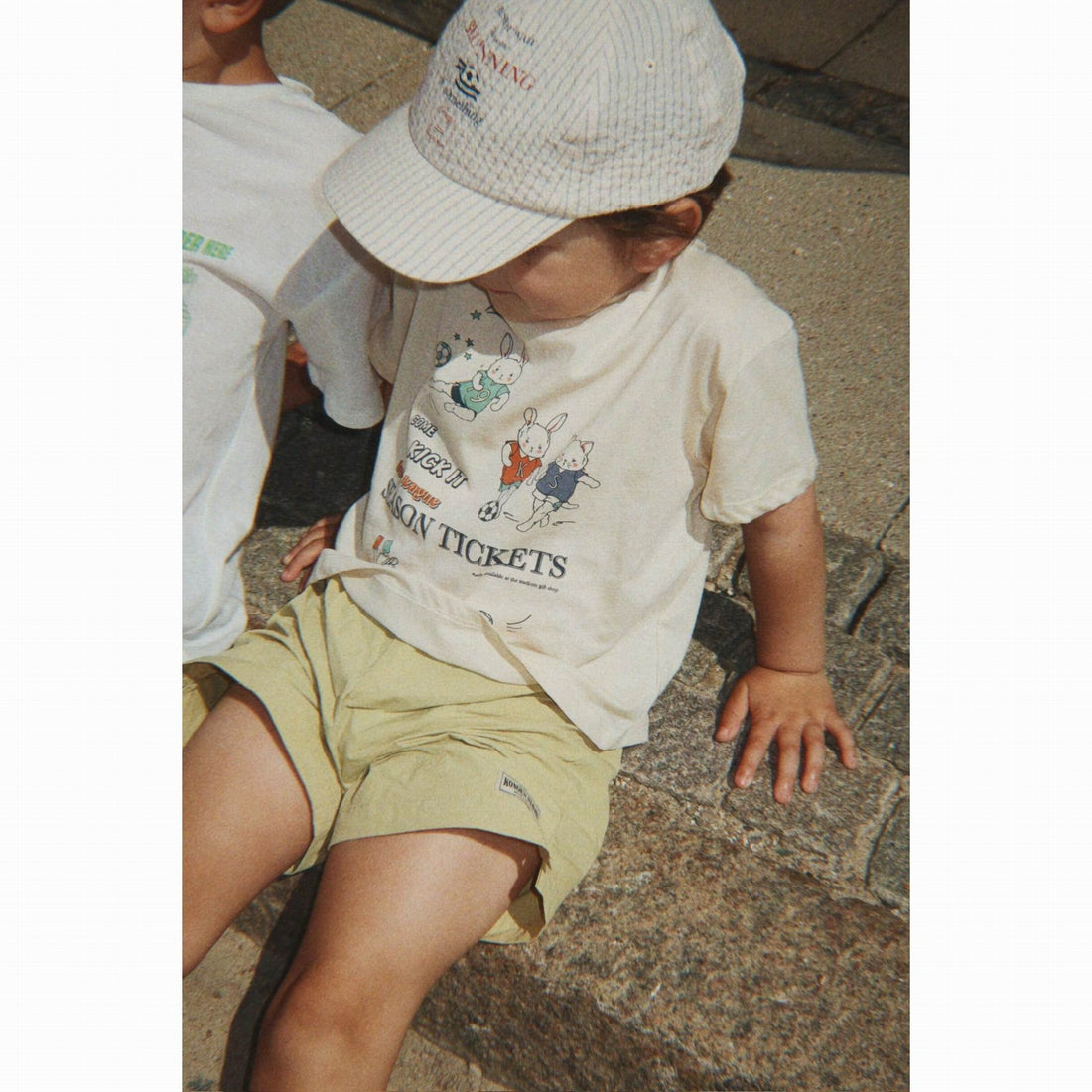 konges-slojd-famo-tee-gots-almond-milk-clothing-wear-fashion-kong-s26ks105370-alm-12m-09