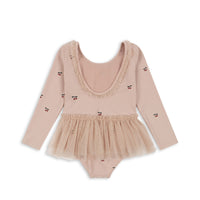 konges-sløjd-strut-ls-swimsuit-grs-cherry-blush-kong-s24ks101058-cherry-3y